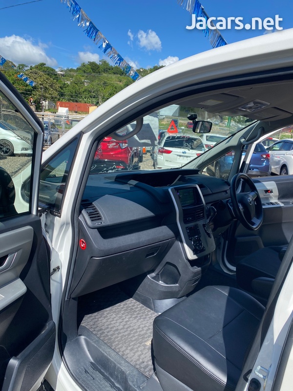Toyota Voxy 2,0L 2013-11