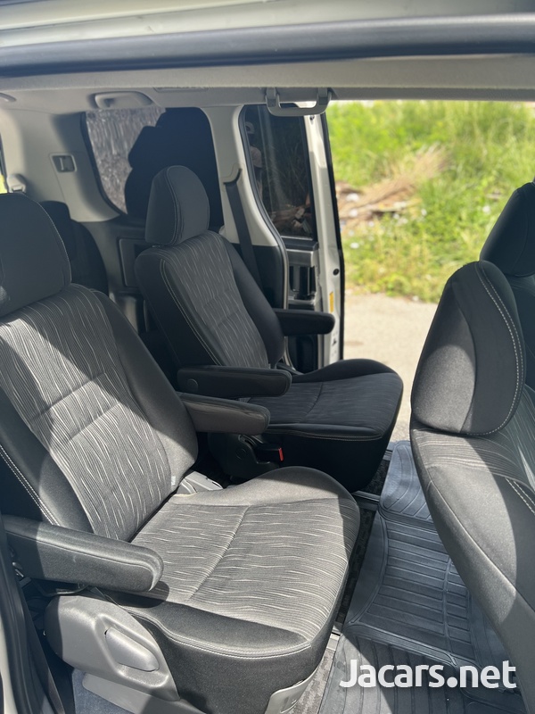 Toyota Voxy 2,0L 2012-9