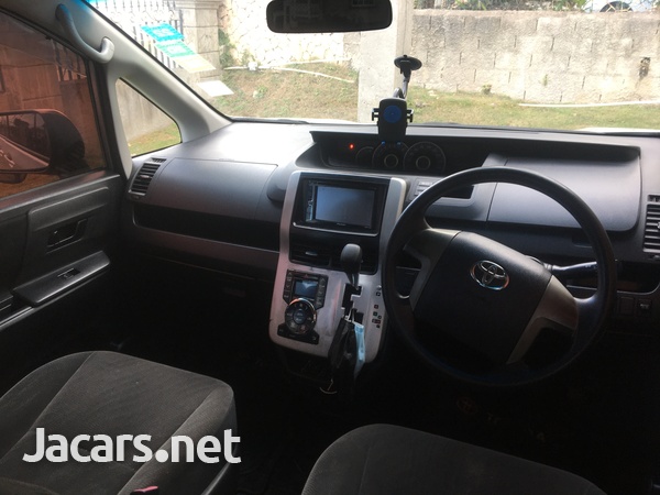 Toyota Voxy 2,0L 2011-7