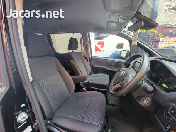 Toyota Voxy 2,0L 2018-6