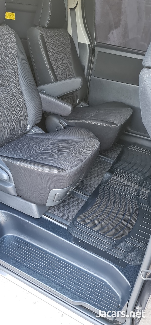 Toyota Voxy 2,0L 2012-5