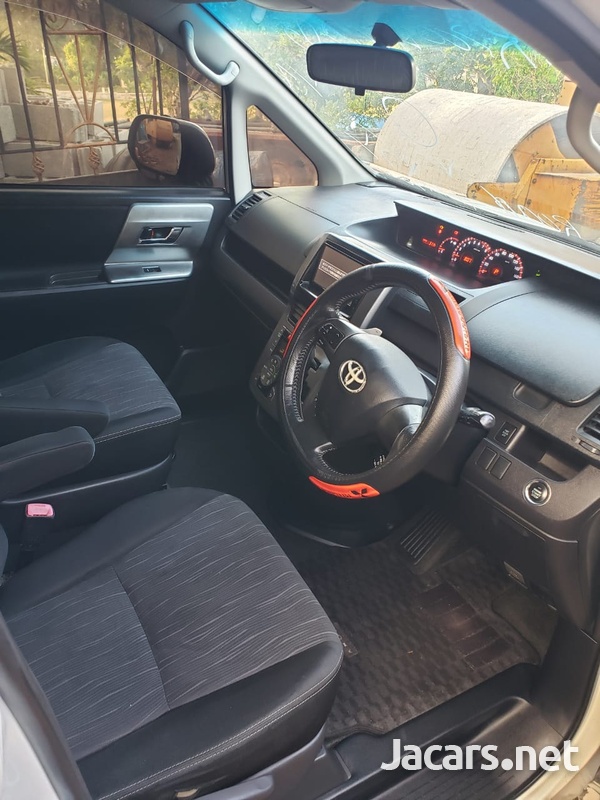 Toyota Voxy 2,0L 2012-9