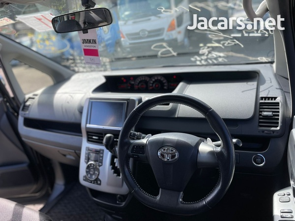 Toyota Voxy 2,0L 2013-7