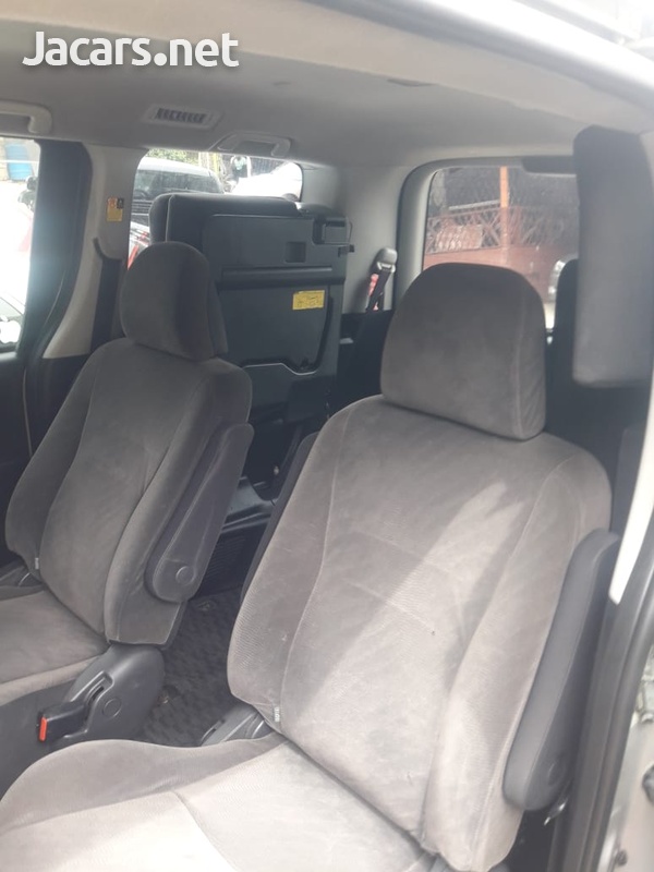 Toyota Voxy 2,0L 2010-8