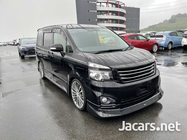 Toyota Voxy 2,0L 2013-1
