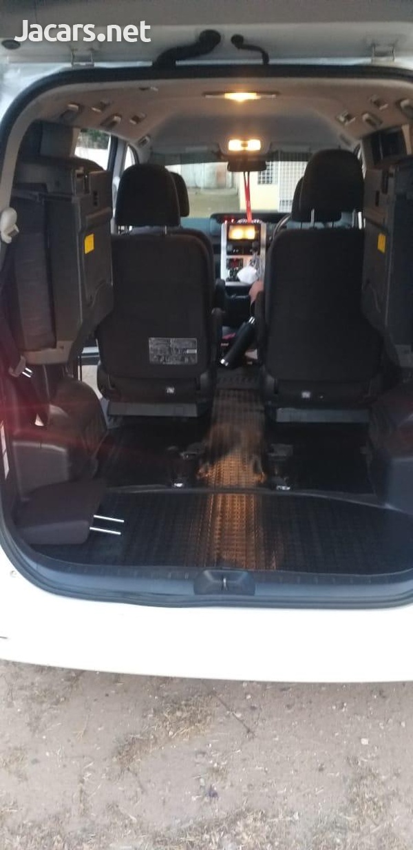 Toyota Voxy 2,0L 2011-3