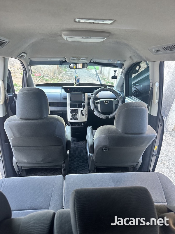 Toyota Noah 1,8L 2011-10