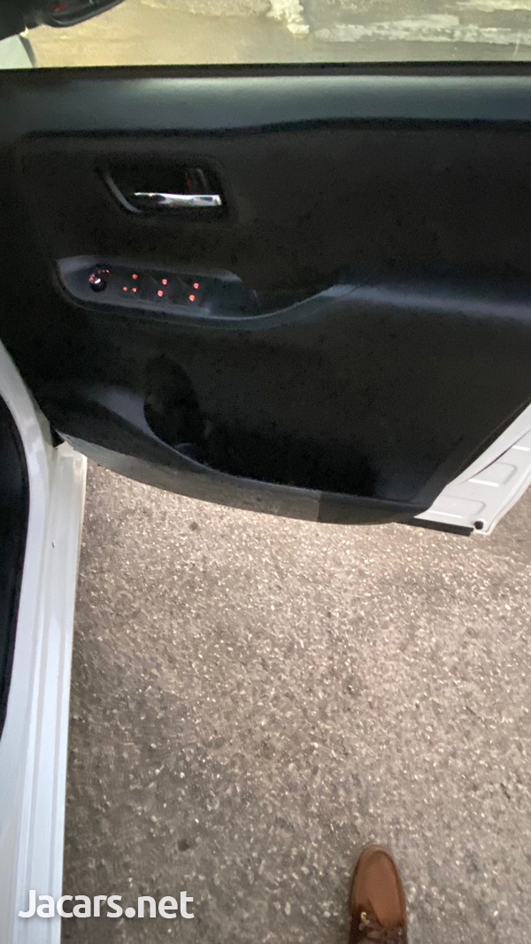 Toyota Voxy 2,0L 2014-11