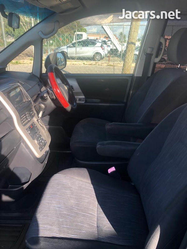 Toyota Voxy 2,0L 2011-7