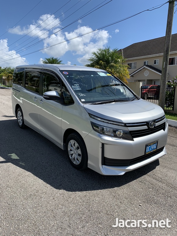 Toyota Voxy 2,0L 2016-3
