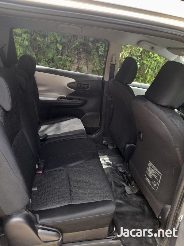 Toyota Wish 2,0L 2011-5