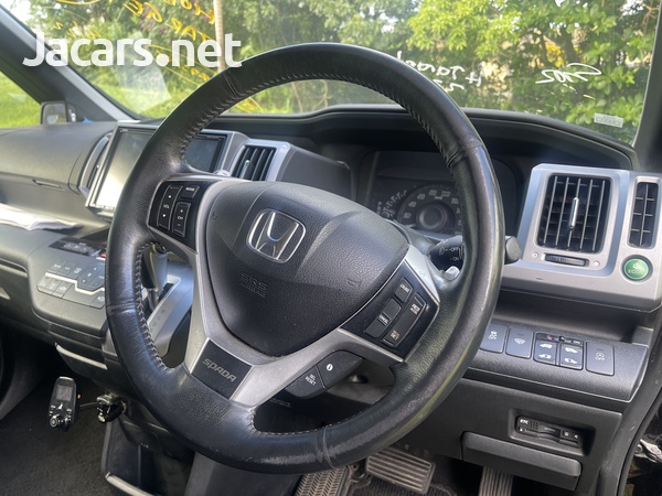 Honda Stepwgn Spada 2,0L 2013-10