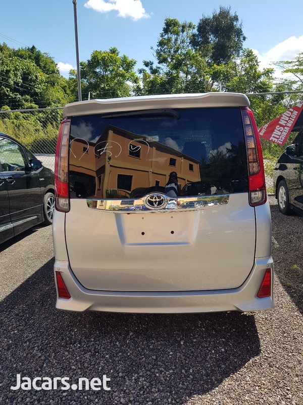 Toyota Noah 2,0L 2014-1