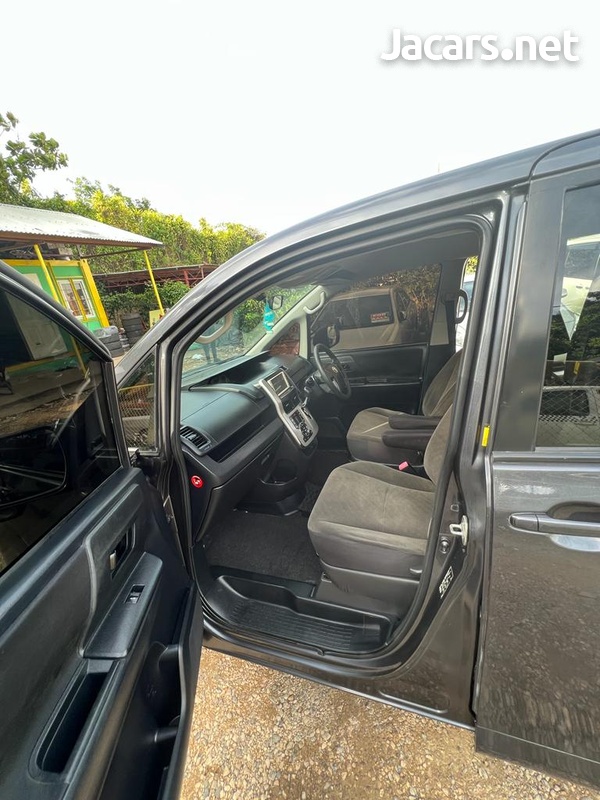 Toyota Voxy 2,0L 2010-5