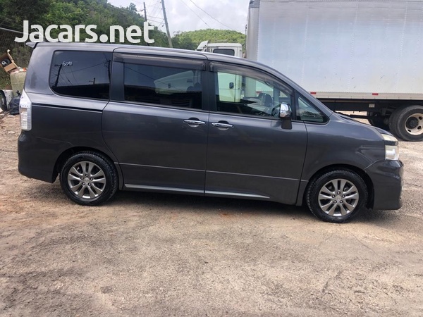 Toyota Voxy 2,0L 2013-3