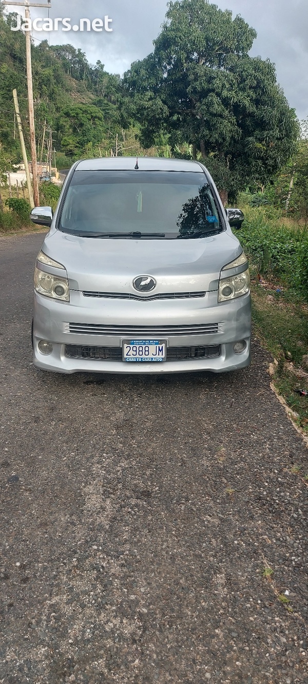 Toyota Voxy 2,0L 2010-4