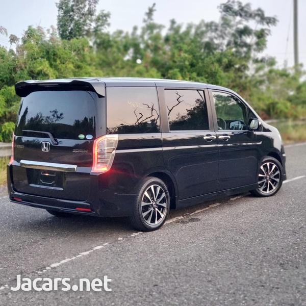 Honda Stepwgn Spada 2,0L 2013-6