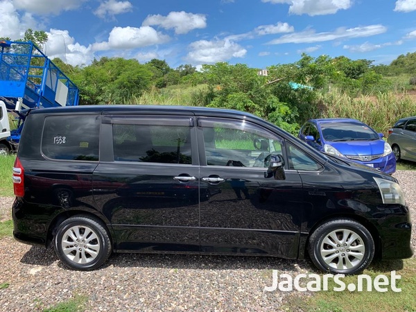 Toyota Noah 2,0L 2013-9