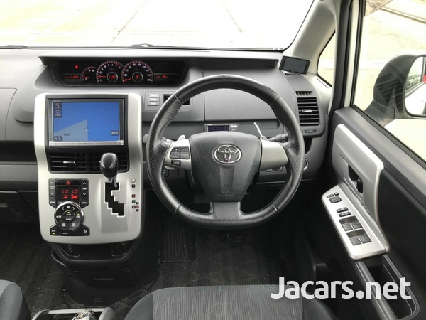 Toyota Noah 2,0L 2013-7