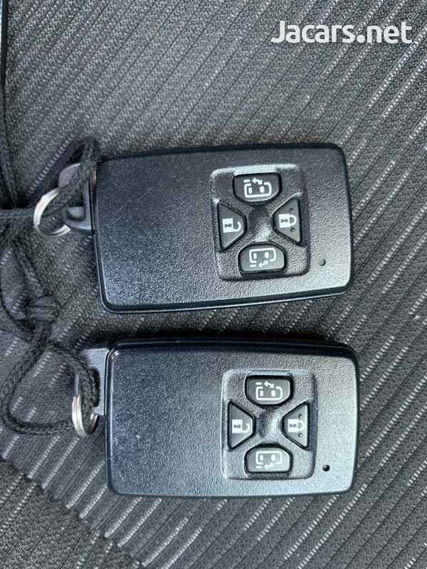 Toyota Isis 2,0L 2012-6