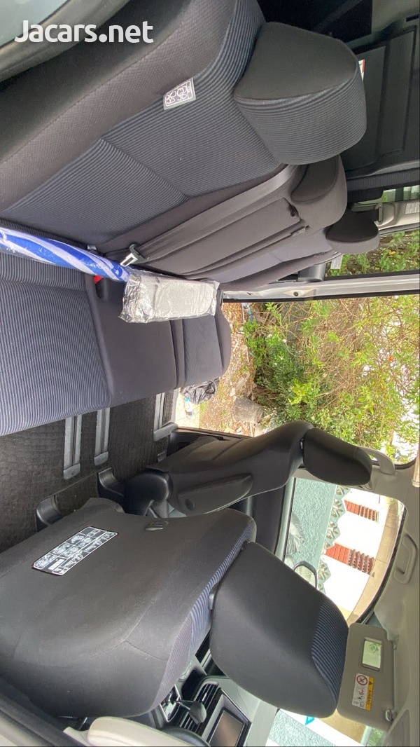 Toyota Noah 2,0L 2016-3