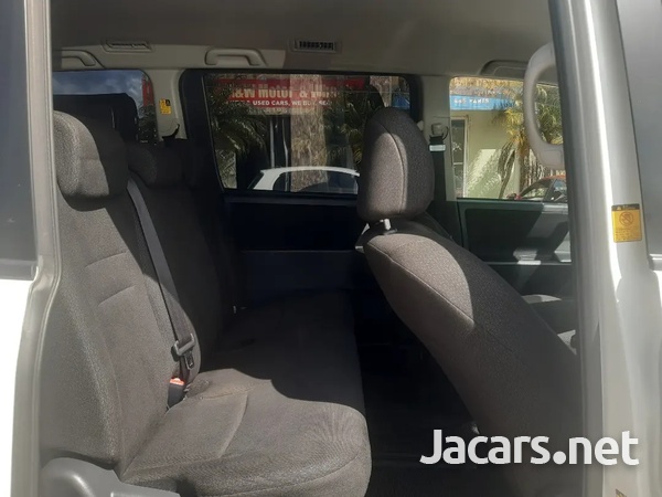 Toyota Noah 2,0L 2013-7