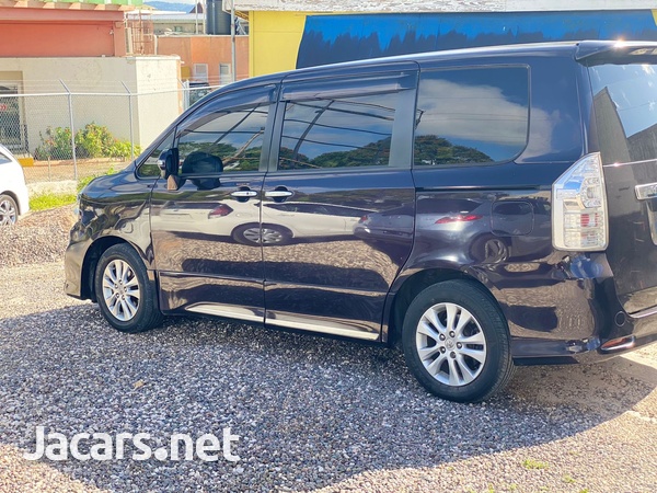 Toyota Voxy 2,0L 2013-4