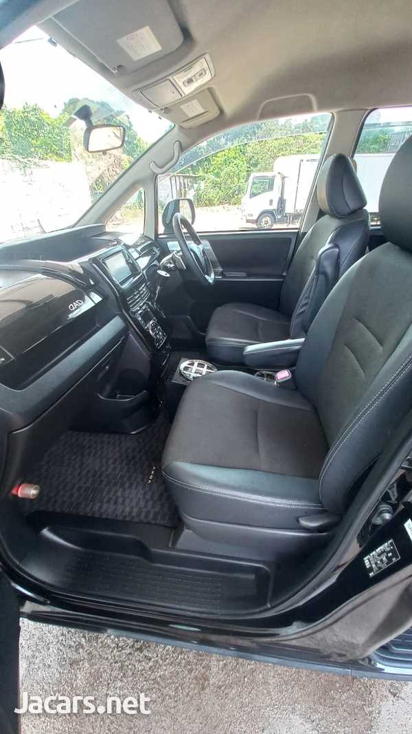 Toyota Voxy 2,0L 2013-12