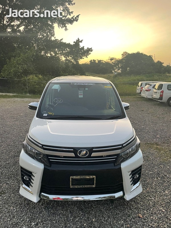 Toyota Voxy 2,0L 2017-1