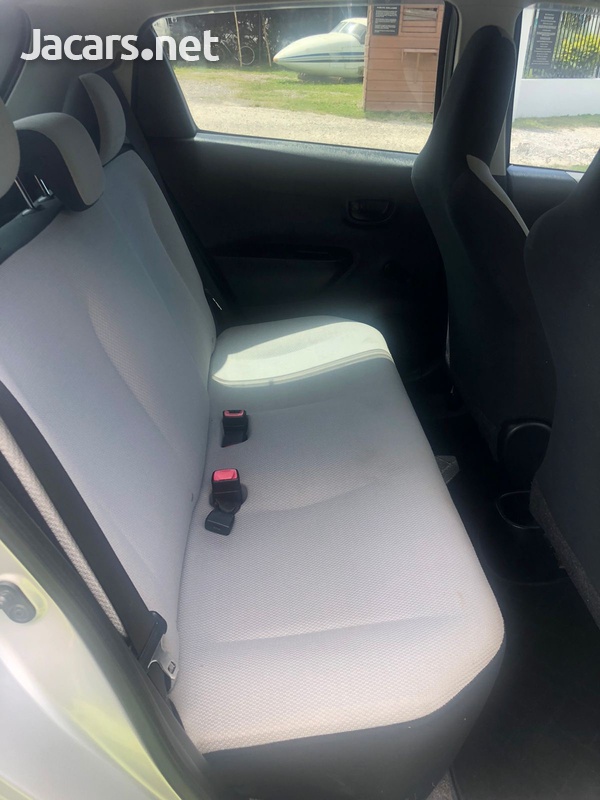 Toyota Vitz 1,3L 2014-3