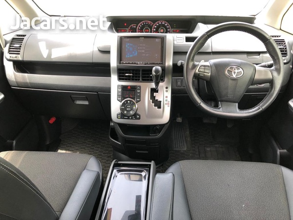 Toyota Voxy 2,0L 2013-8