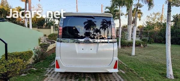 Toyota Voxy 2,0L 2017-6
