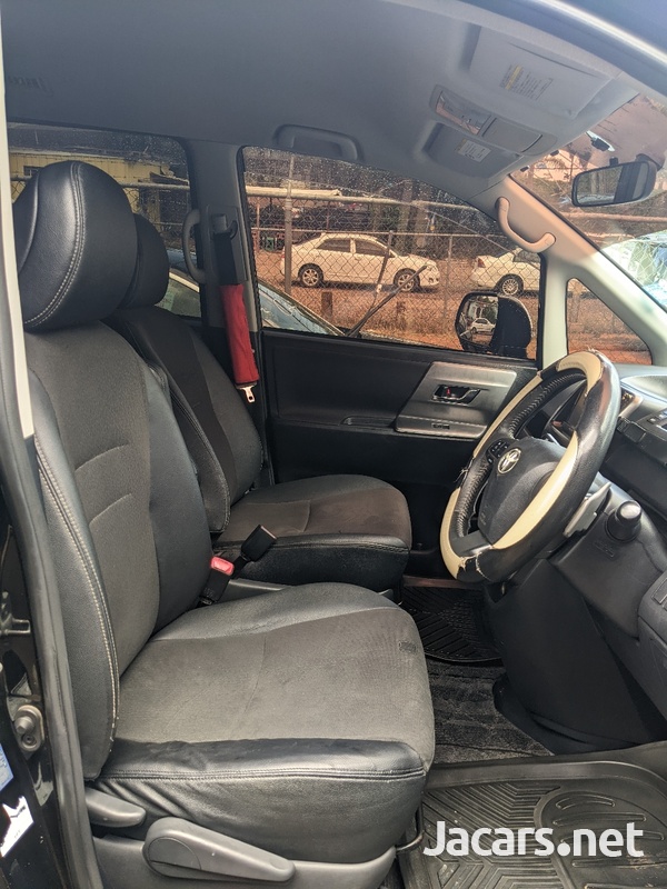 Toyota Voxy 1,9L 2013-3