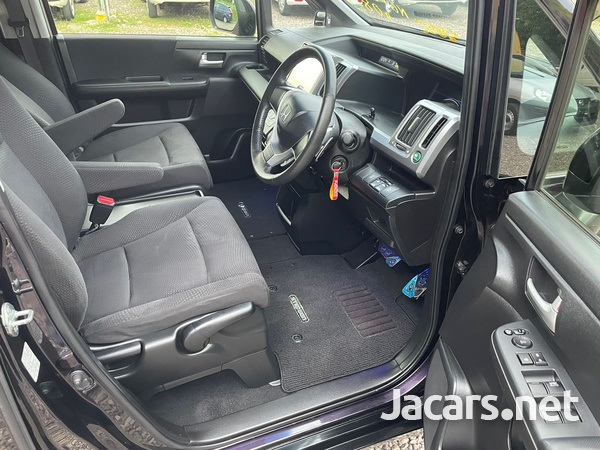 Honda Stepwgn Spada 2,0L 2013-9