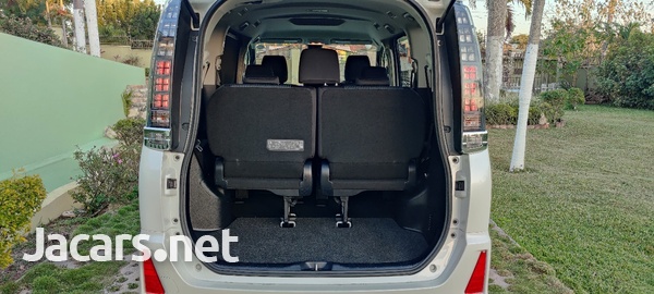 Toyota Voxy 2,0L 2017-8