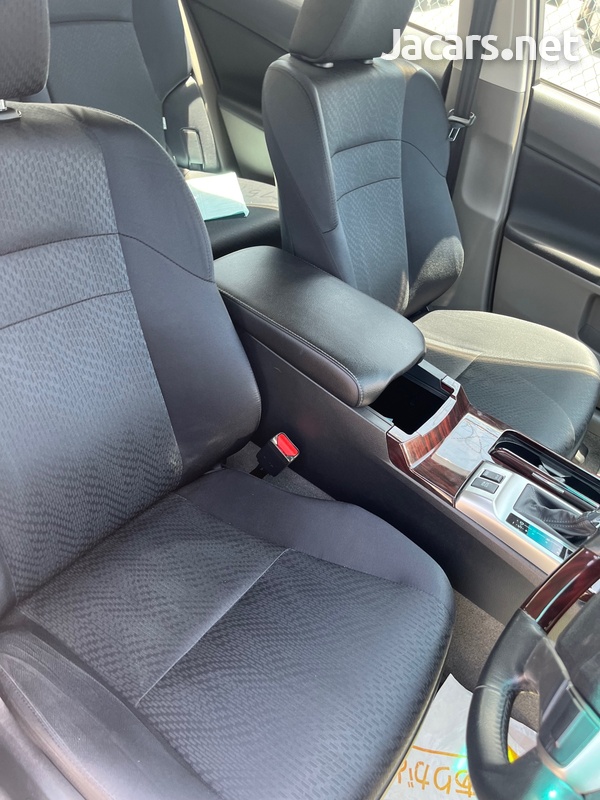 Toyota Mark X 2,5L 2012-5