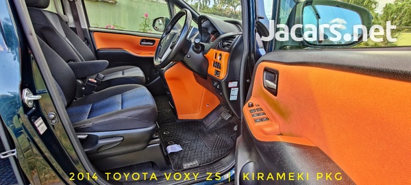 Toyota Voxy 2,0L 2014-12