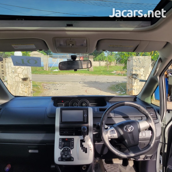 Toyota Voxy 2,0L 2013-4