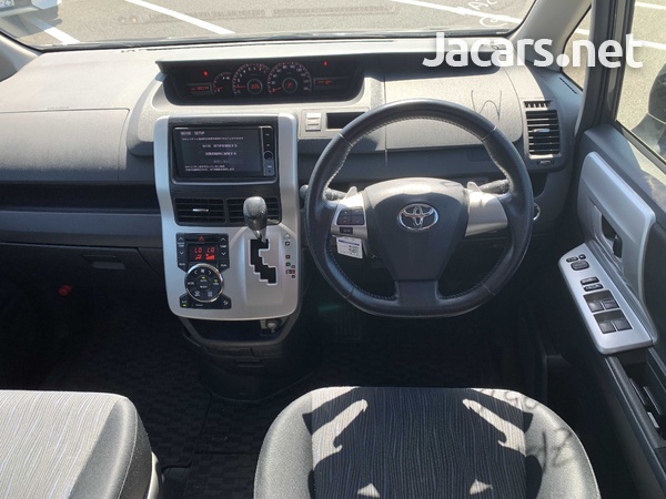 Toyota Noah 2,0L 2013-6