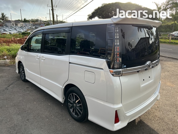 Toyota Voxy 2,0L 2015-6