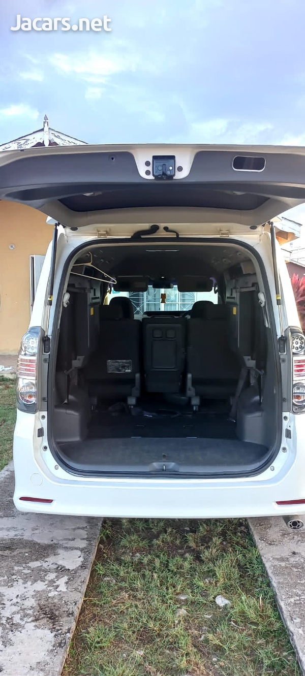 Toyota Voxy 2,0L 2010-4