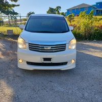 Toyota Noah 2,0L 2013 Toyota Noah 2,0L 2013