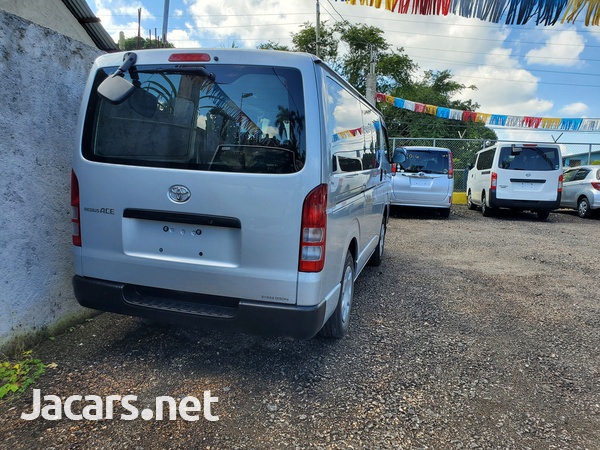 Toyota Hiace 3,0L 2015-9