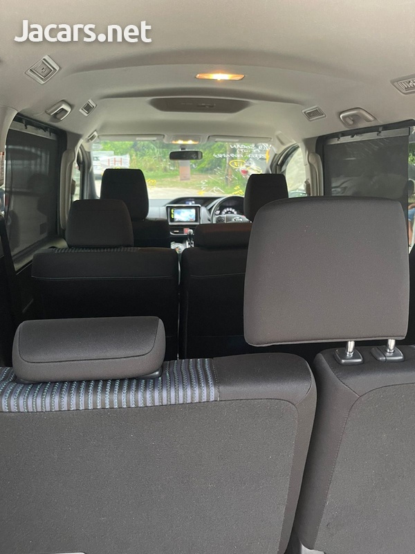 Toyota Voxy 2,0L 2014-7