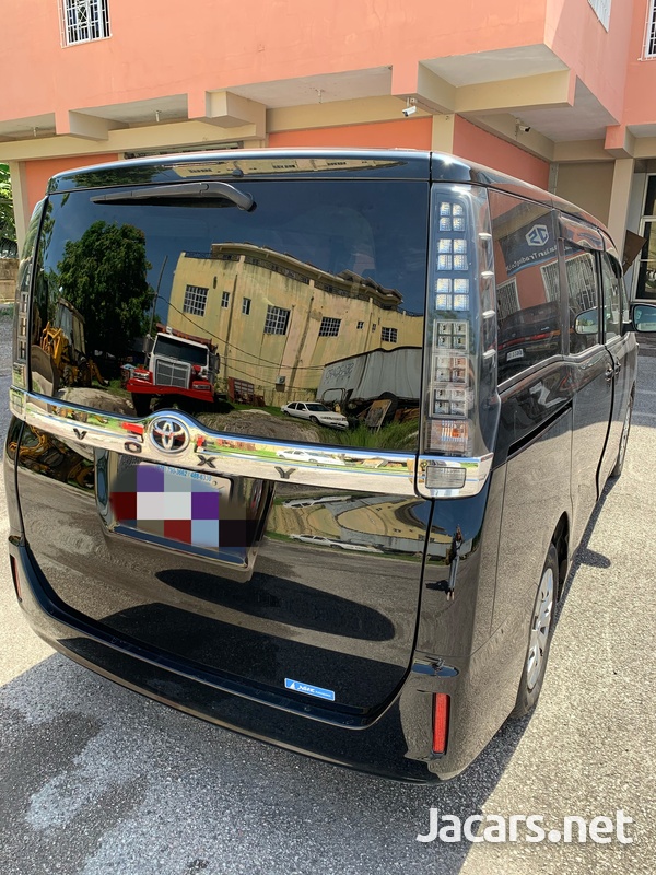 Toyota Voxy 2,0L 2015-1