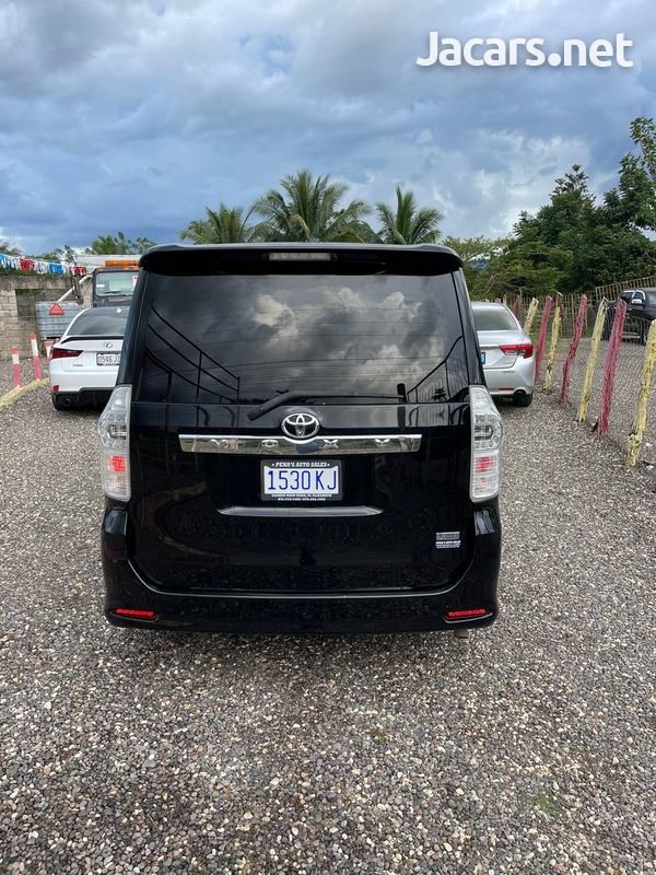 Toyota Voxy 2,0L 2012-8