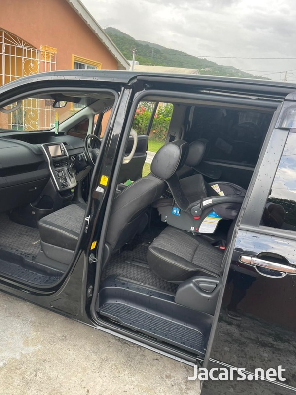 Toyota Voxy 2,0L 2012-3