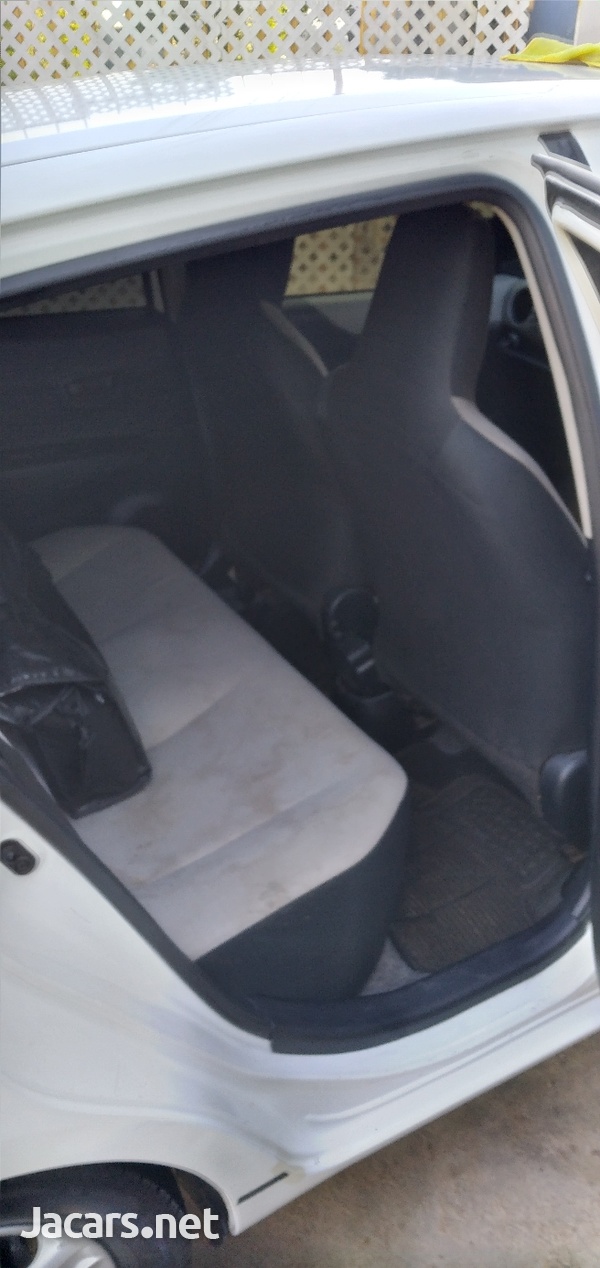 Toyota Vitz 1,0L 2012-3