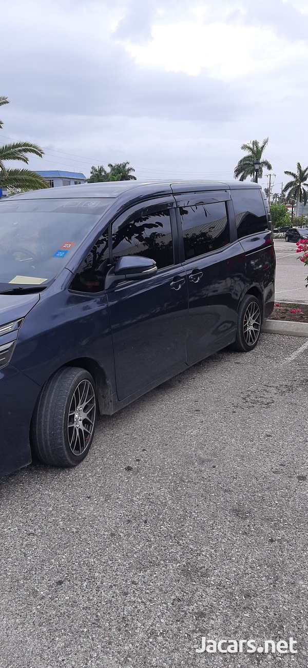 Toyota Voxy 2,0L 2014-1