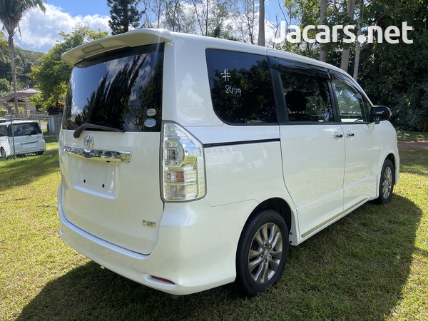 Toyota Voxy 2,0L 2013-4